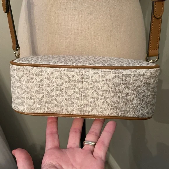 Michael Kors ‘Connie’ Crossbody Camera Bag - Picture 13 of 16